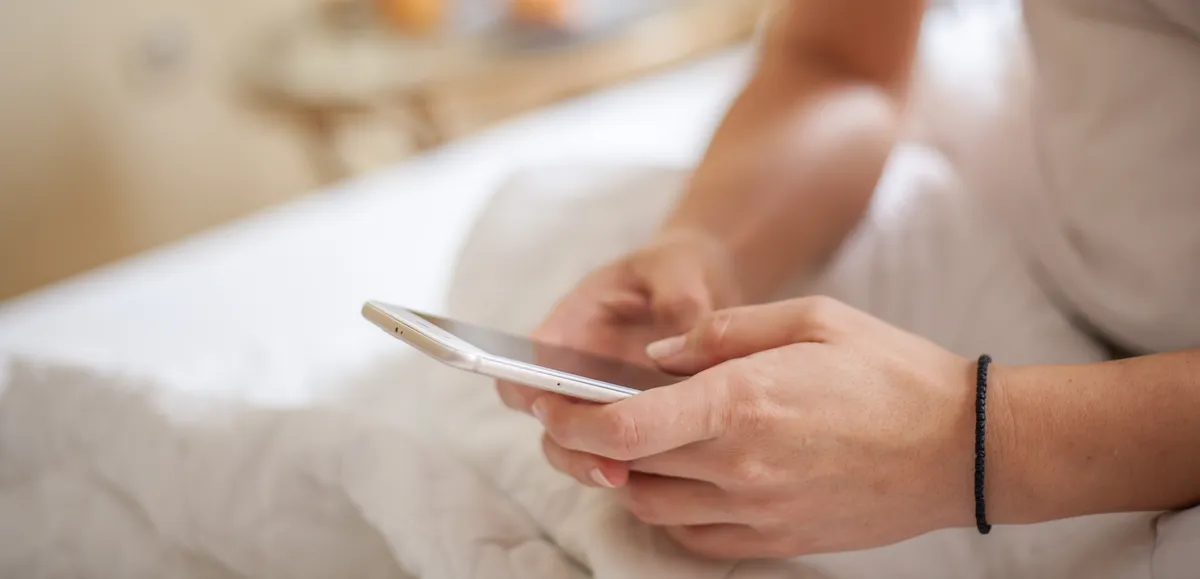 Frau schaltet Handy vor Massage aus