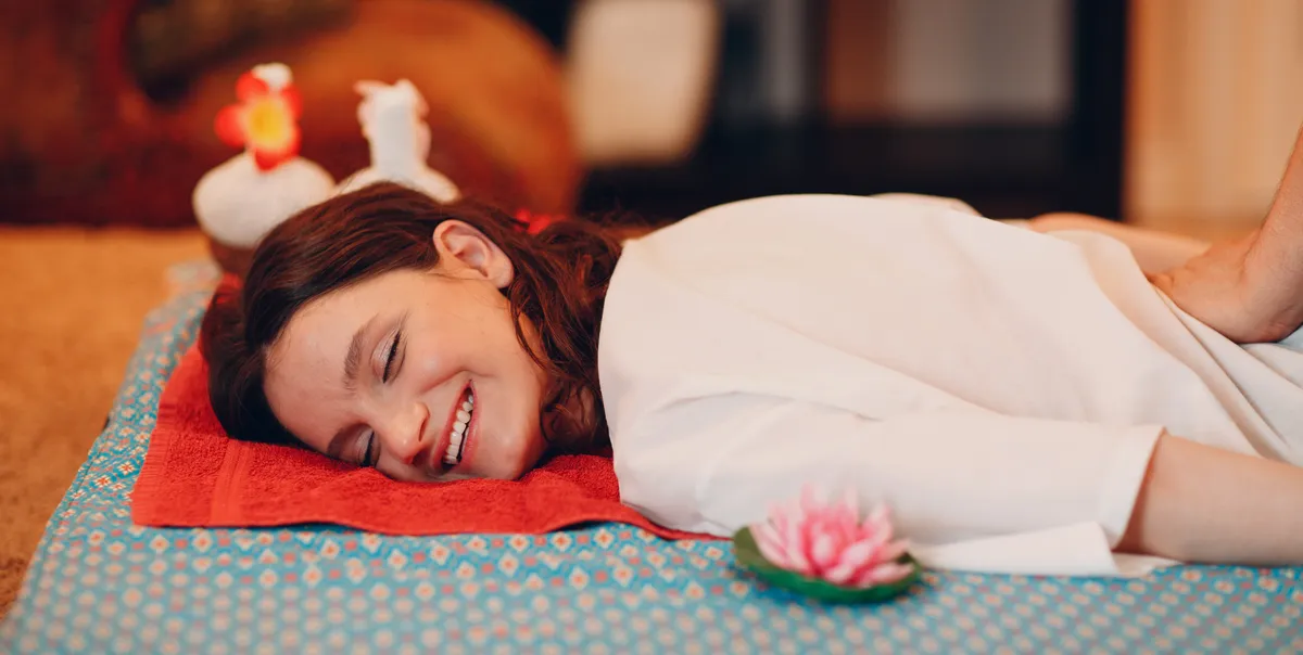 Glückliche Frau die die beste Thai Massage gefunden hat